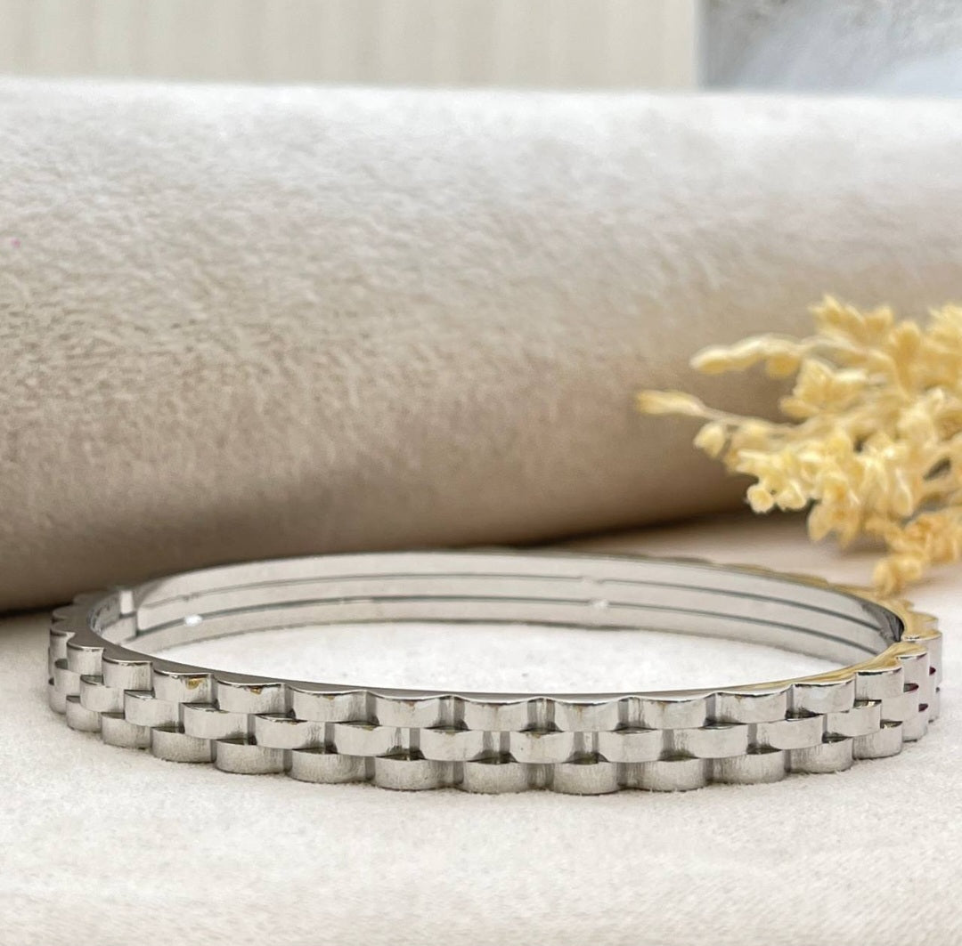 Silver Stainless Steel Bangle – Elegant and Luxurious Design