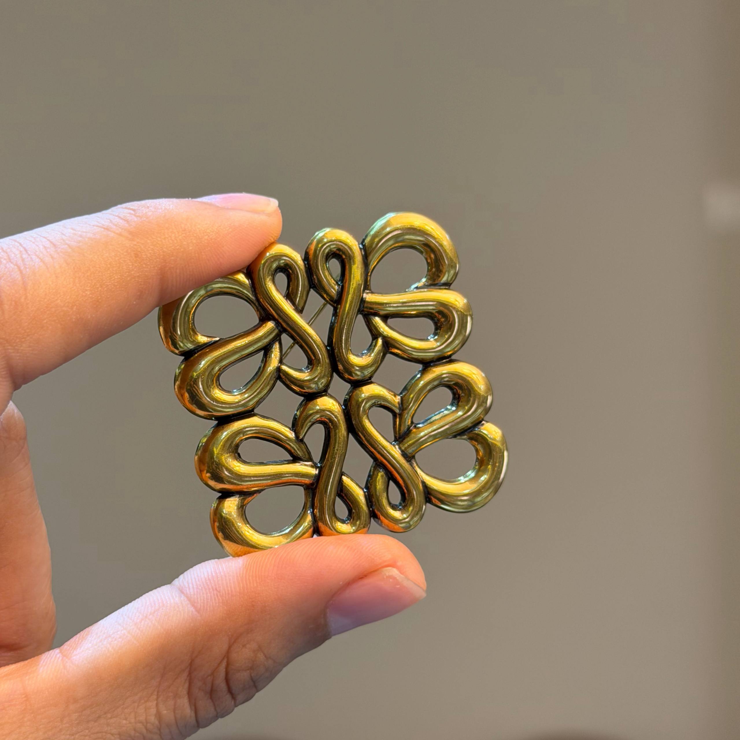 Brooch i