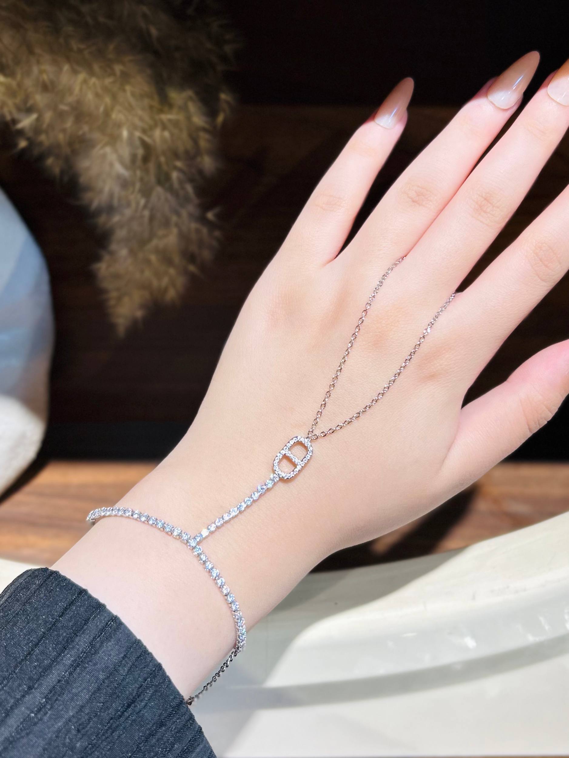 Hand chain ay