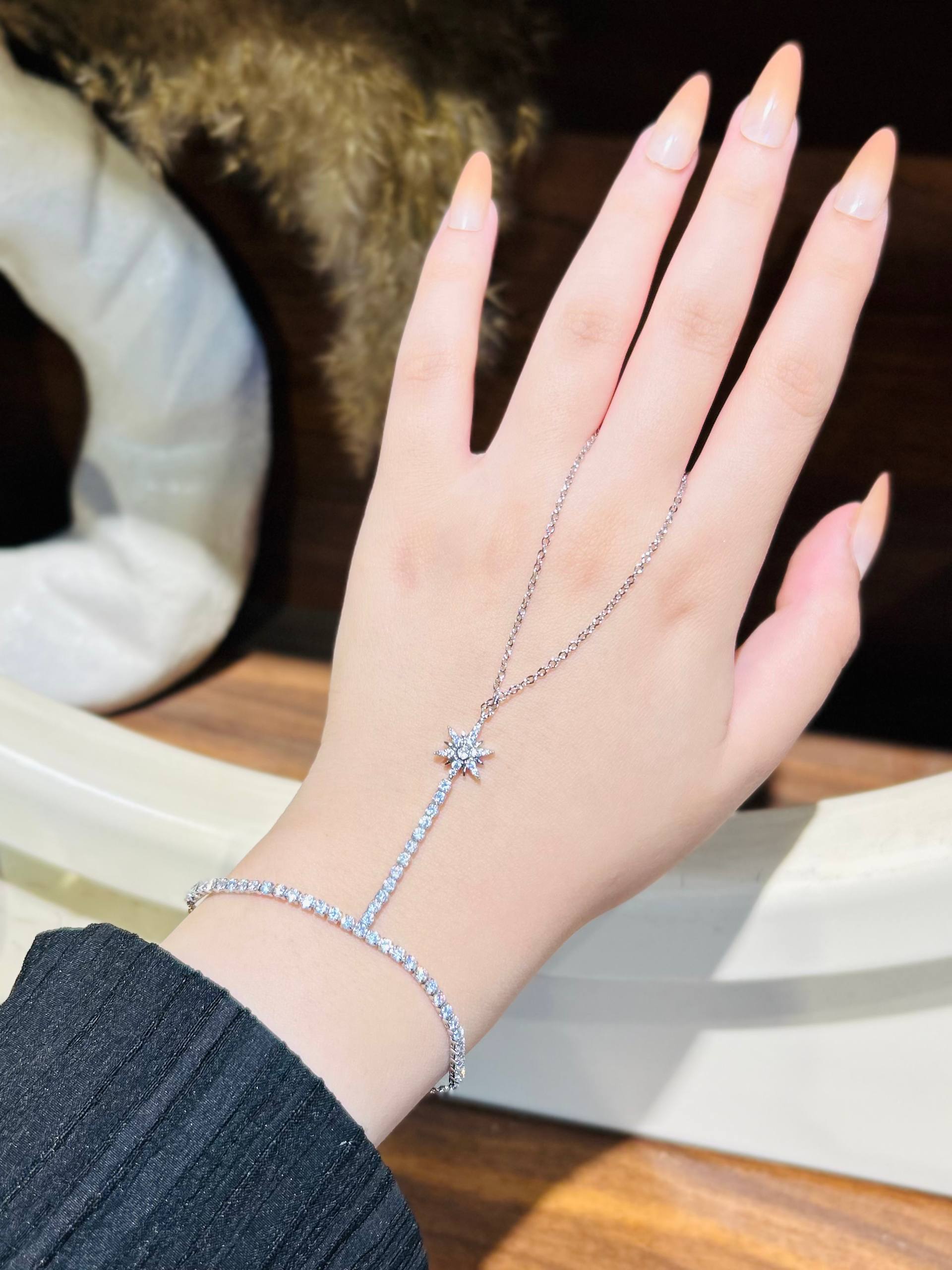 Hand chain ay