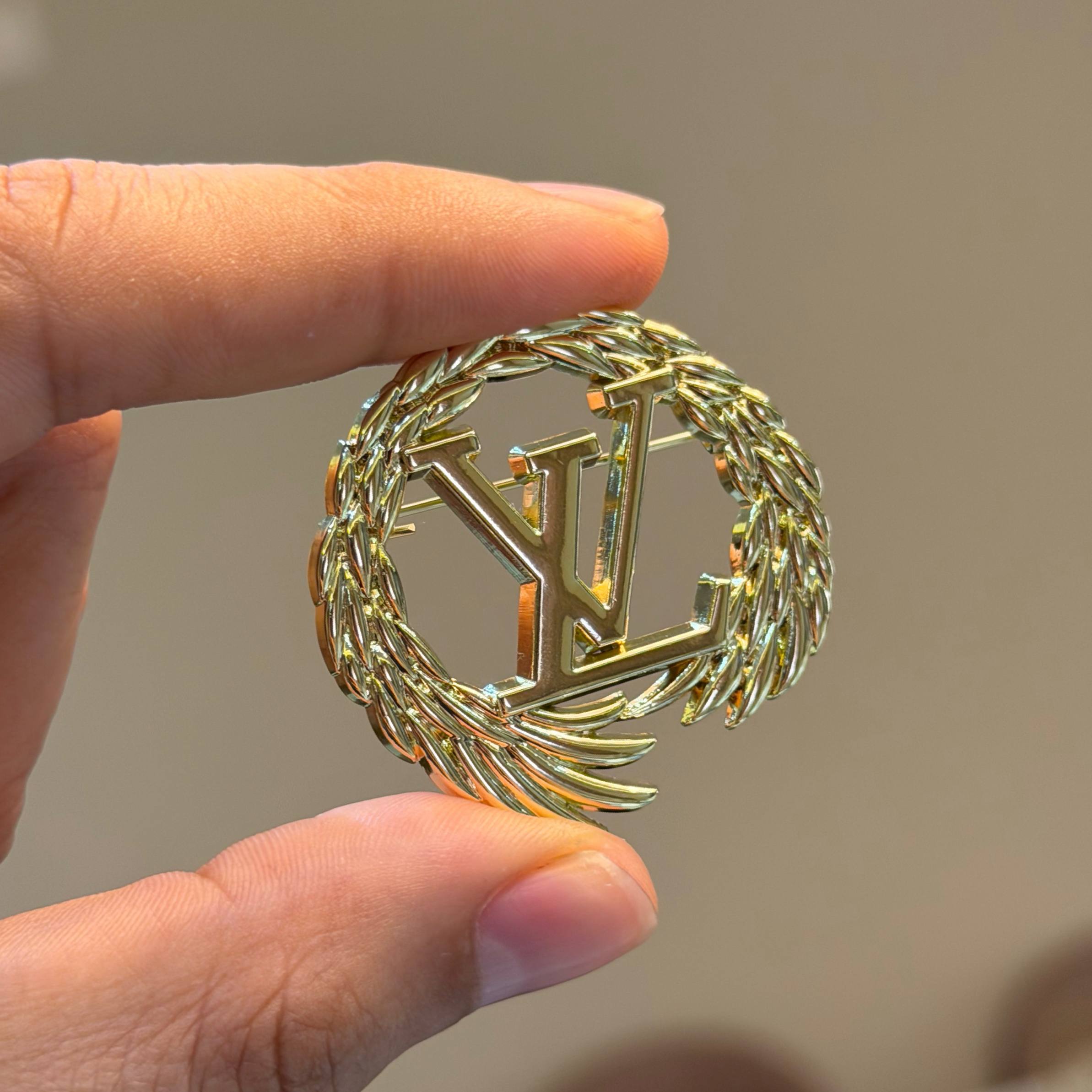LV Brooch i