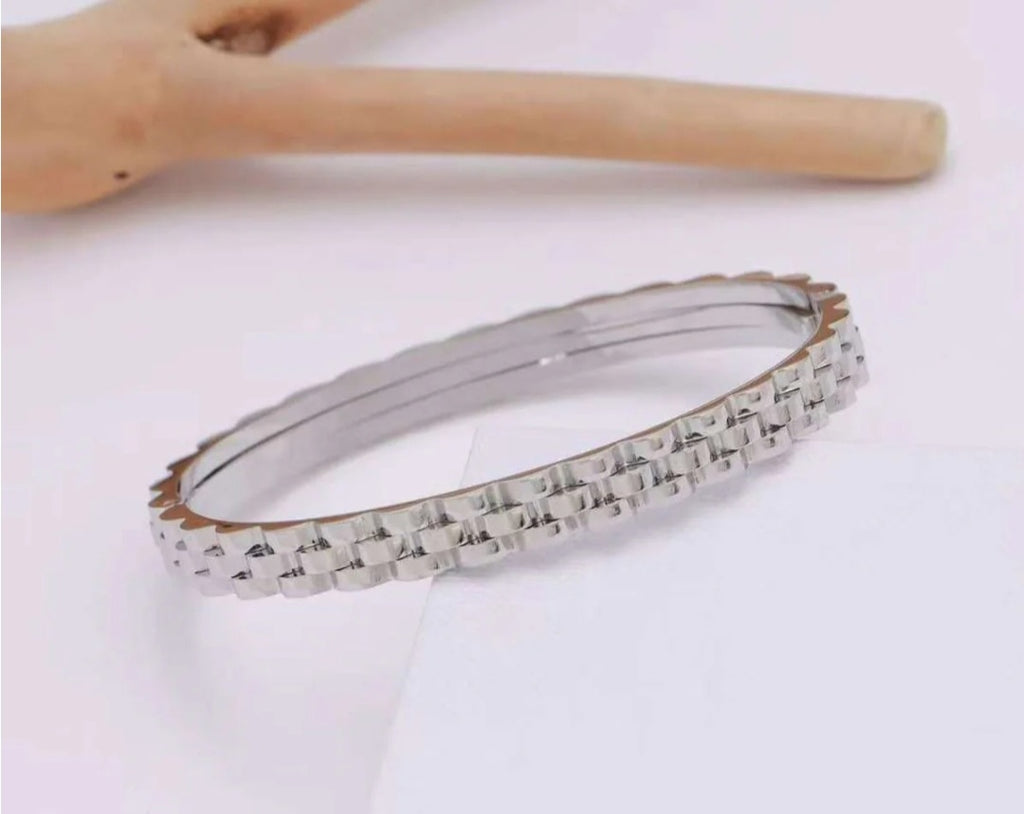 Silver Stainless Steel Bangle – Elegant and Luxurious Design