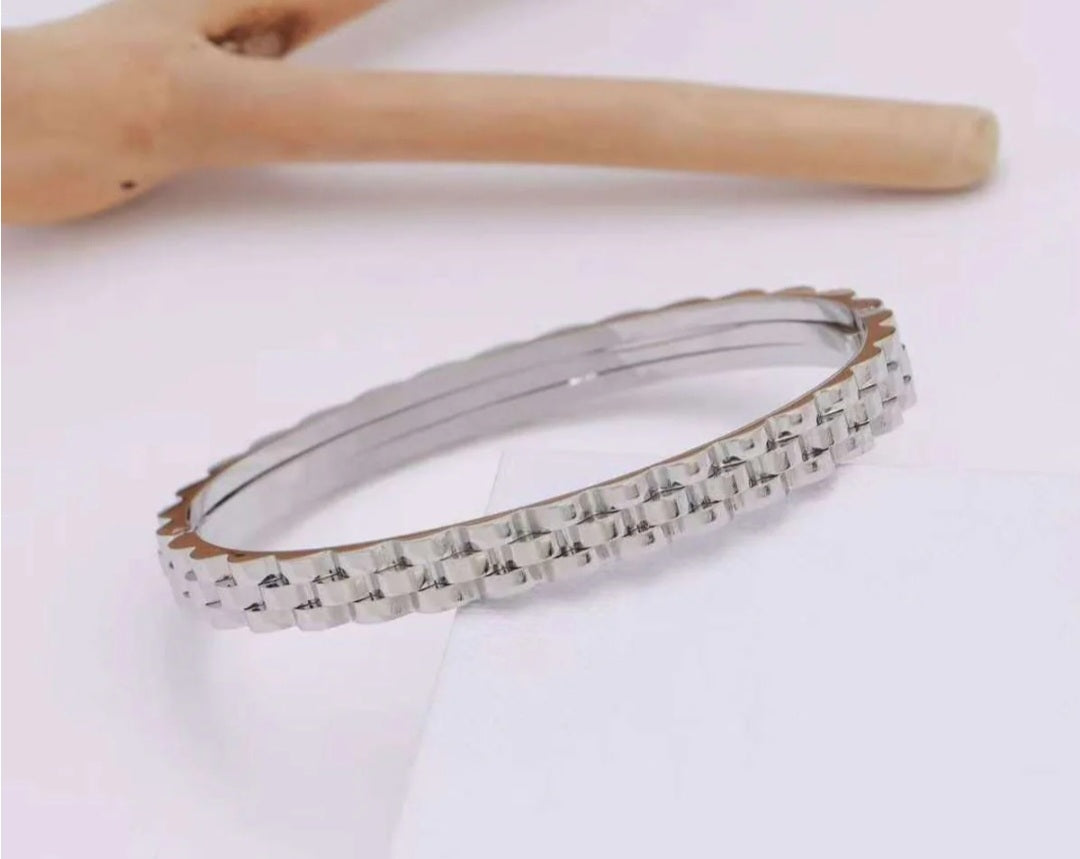 Silver Stainless Steel Bangle – Elegant and Luxurious Design