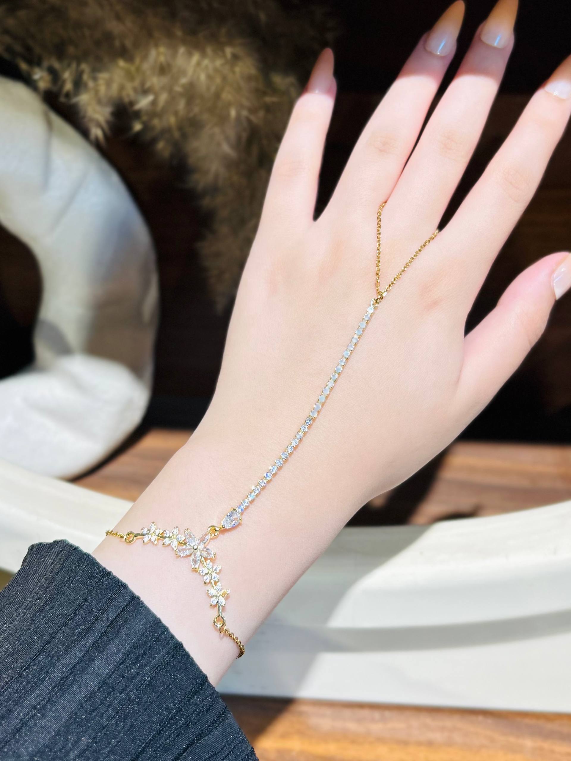 Hand chain ay