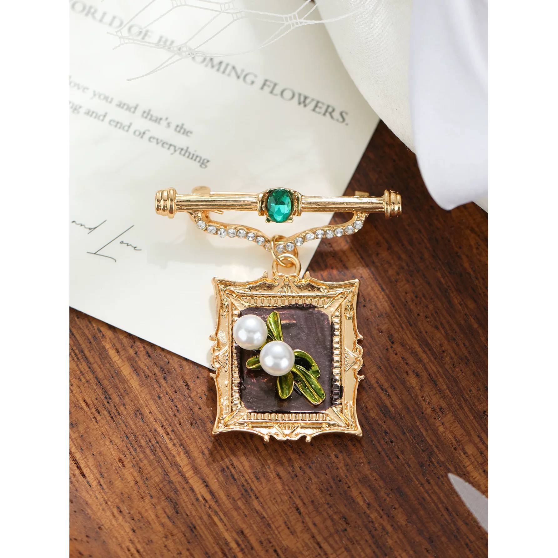Brwas Brooch B