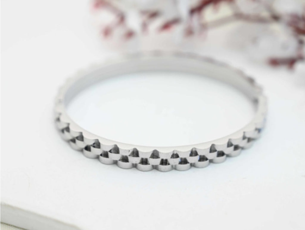 Silver Stainless Steel Bangle – Elegant and Luxurious Design